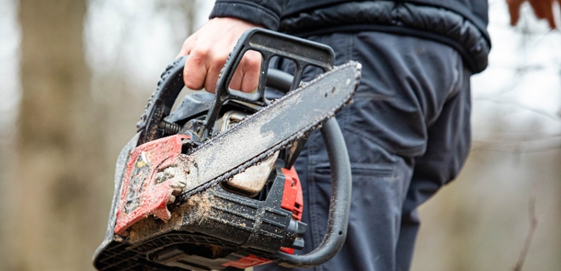 Een effectieve manier om kettingzagen en heggenscharen schoon te maken